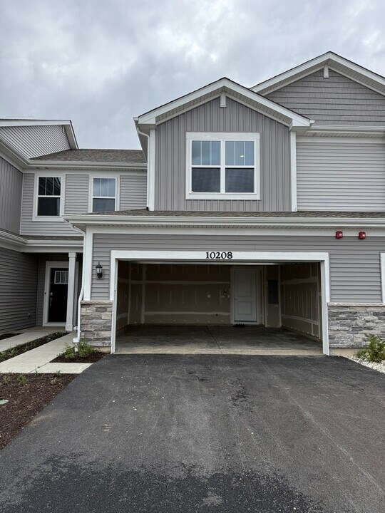 10208 McMahon Wy in Huntley, IL - Building Photo