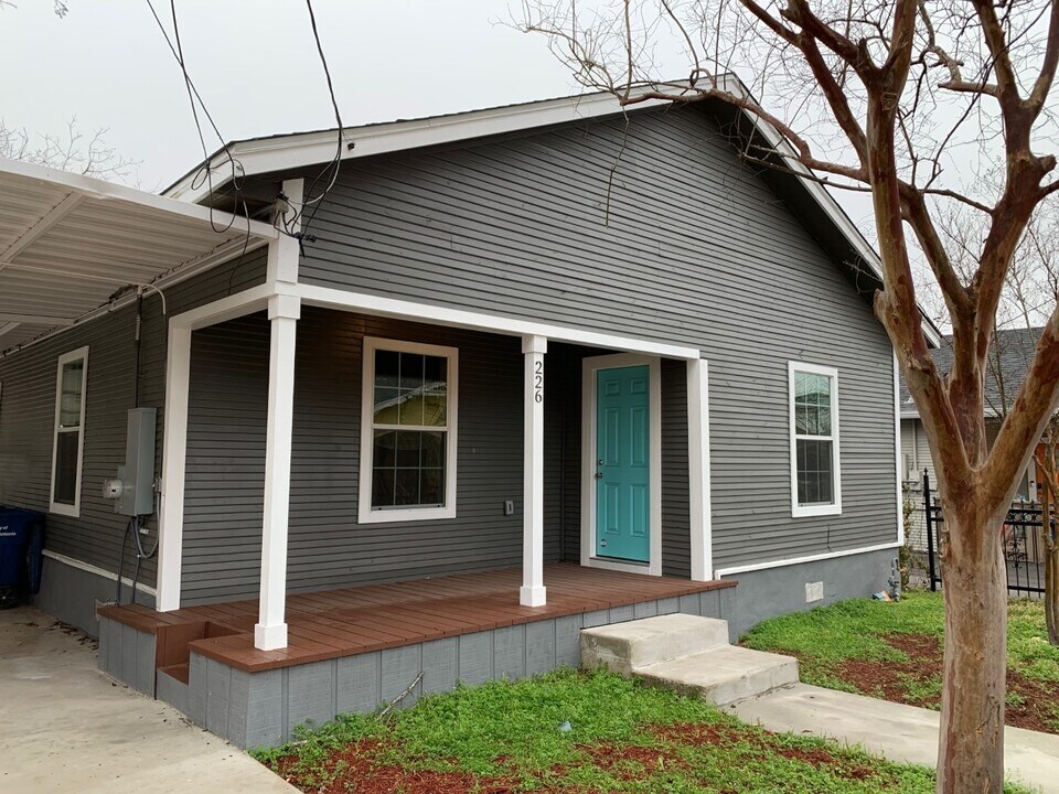 226 Douglas Way St in San Antonio, TX - Building Photo