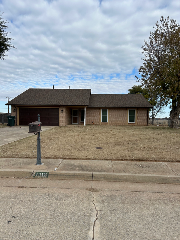 1313 Valley Rd in Yukon, OK - Building Photo - Building Photo