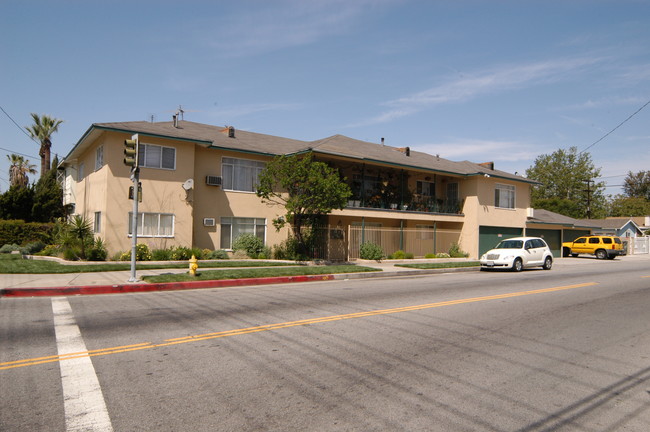 6805-6815 Bellaire Ave in North Hollywood, CA - Foto de edificio - Building Photo