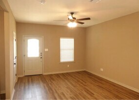 101 Capps St in Rio Vista, TX - Building Photo