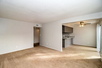 4721 N Cedar Ave, Unit 106 in Fresno, CA - Building Photo - Building Photo