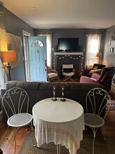 42 Haskins Ave in Tiverton, RI - Foto de edificio - Building Photo