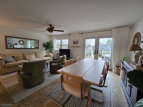 87 E Main St, Unit 87B in Mendham, NJ - Foto de edificio - Building Photo