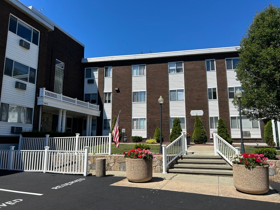 Cypress Apartments in Bridgeport, CT - Building Photo