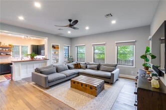 2702 La Mesa Dr in Austin, TX - Building Photo - Building Photo