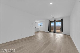 6704 Chargehand Ave in Las Vegas, NV - Building Photo - Building Photo
