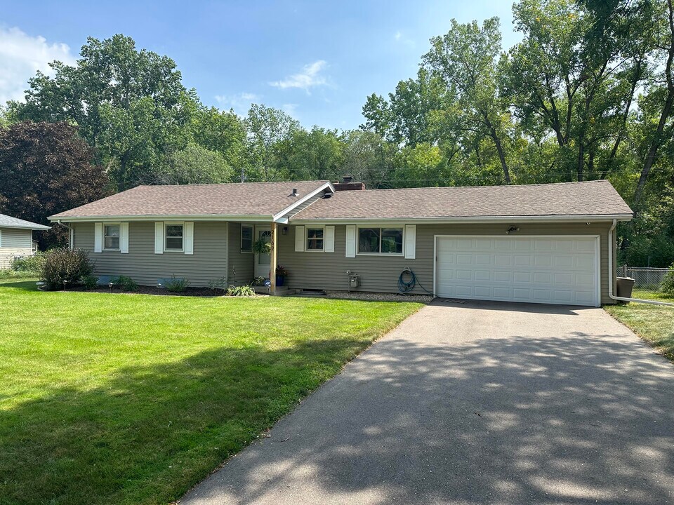 2162 Aztec Ln in Mendota Heights, MN - Building Photo