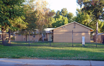 Summerfield Plaza in Sacramento, CA - Building Photo - Building Photo