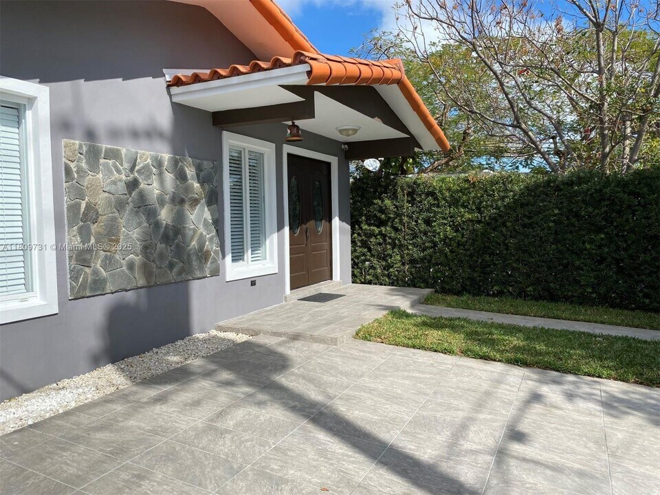 3211 SW 27th St in Miami, FL - Building Photo