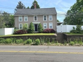 566 W Main St in Cheshire, CT - Building Photo