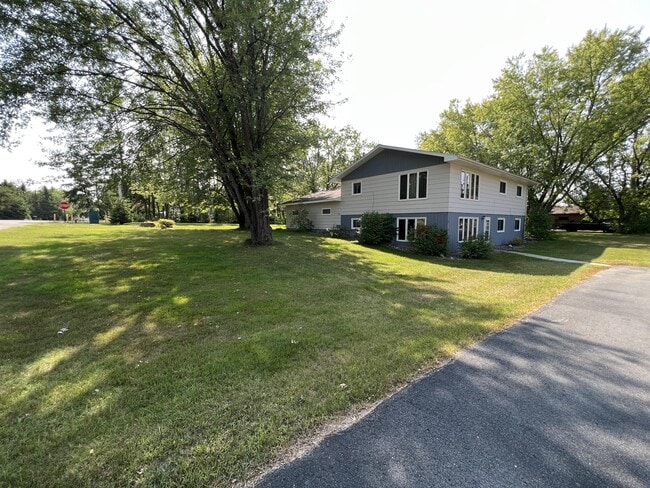 603 Elizabeth Ave in Grand Rapids, MN - Building Photo - Building Photo