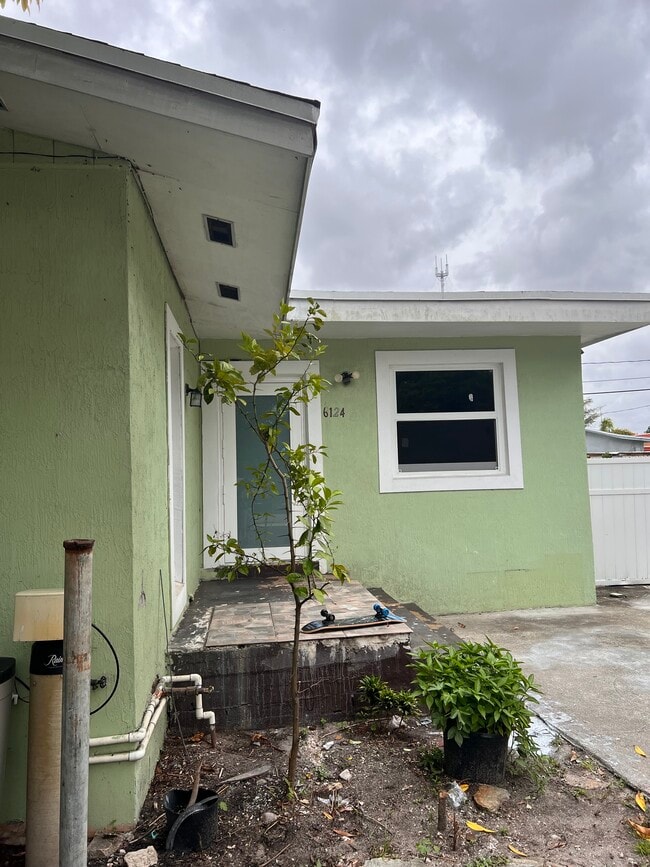 6124 SW 38th St in Miramar, FL - Building Photo - Building Photo