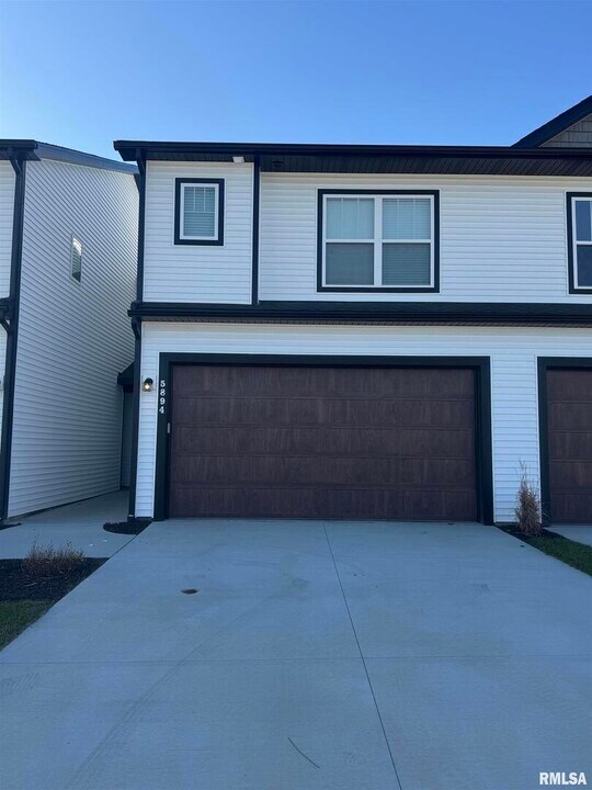 5894 Butterfield Ct in Bettendorf, IA - Foto de edificio