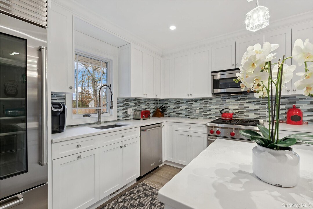 385 Wood Ln in Greenport, NY - Building Photo