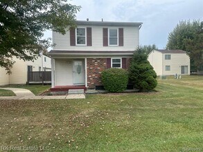 2824 Roundtree Dr in Troy, MI - Building Photo - Building Photo