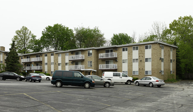 Riverside House Apartments in Willoughby, OH - Building Photo - Building Photo