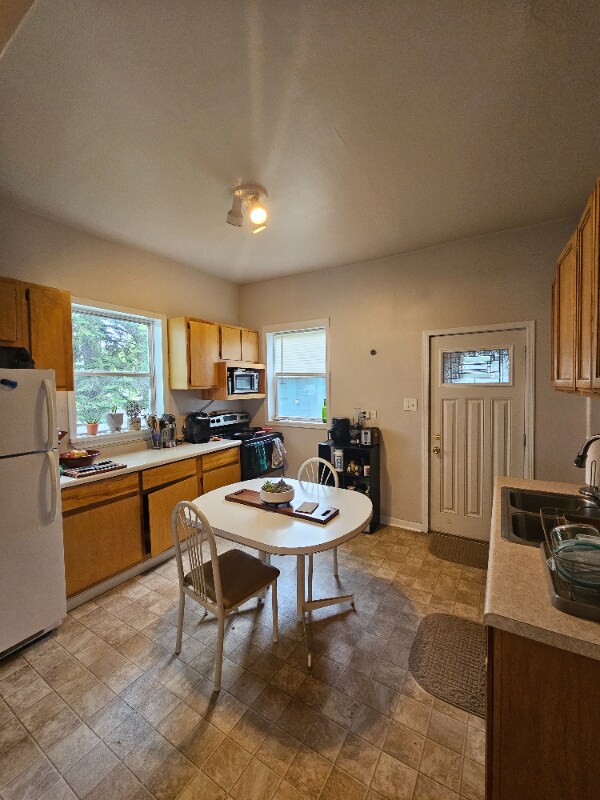 2241 W 11th St, Unit A in Duluth, MN - Building Photo - Building Photo