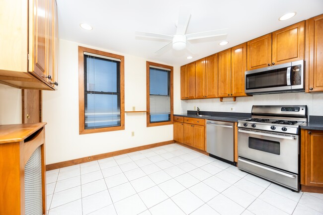 121 Browne St, Unit 2 in Brookline, MA - Foto de edificio - Building Photo