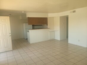 4725 Convaire Ave, Unit 1 in Las Vegas, NV - Foto de edificio - Building Photo