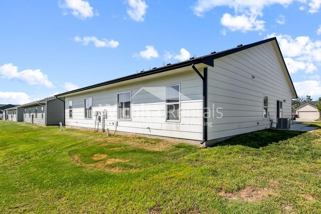 5146 Honeylocust St in Bel Aire, KS - Foto de edificio - Building Photo