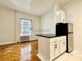 328 W 83rd St in New York, NY - Building Photo