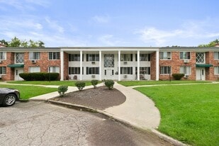 Potomac Village in Lansing, MI - Building Photo