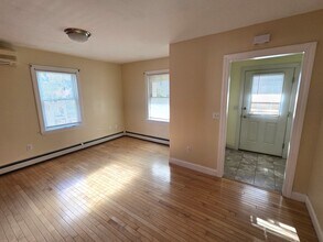 41 Pine St, Unit A in Rochester, NH - Foto de edificio - Building Photo