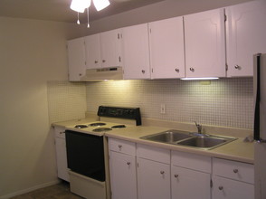Ashby Square Apartments in Overland, MO - Foto de edificio - Building Photo