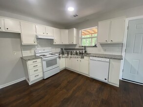 5127 Point La Vista Rd in Malakoff, TX - Foto de edificio - Building Photo