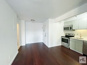 STANHOPE STREET / Spacious Bushwick 1-Bed  in Brooklyn, NY - Foto de edificio - Building Photo