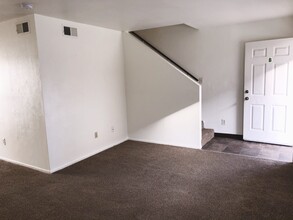 2667 Sunny Ln in Bakersfield, CA - Foto de edificio - Interior Photo