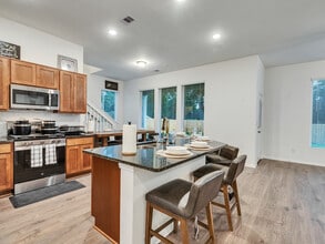 401 Magnolia Ln in Lake Jackson, TX - Building Photo - Building Photo