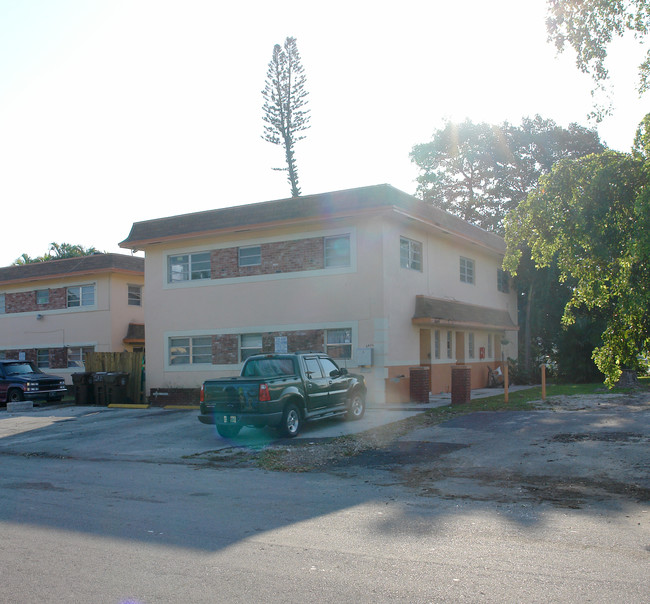 2436 SW 42nd Ave in Fort Lauderdale, FL - Foto de edificio - Building Photo