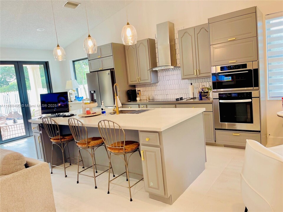 650 Falling Water Rd in Weston, FL - Building Photo