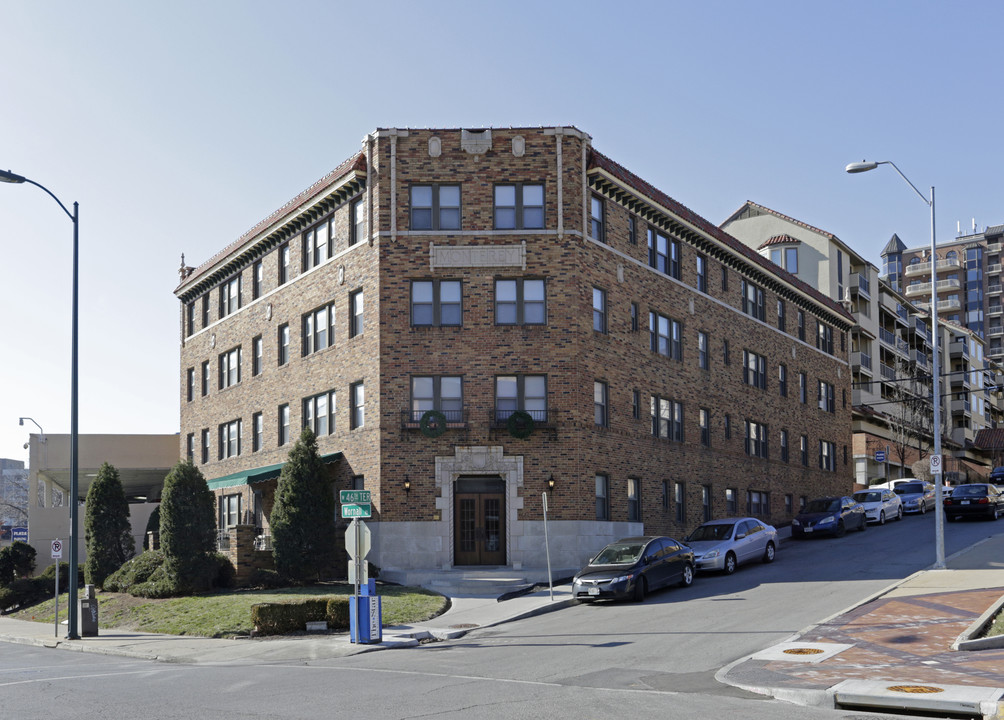 Monterey Apartments in Kansas City, MO - Foto de edificio