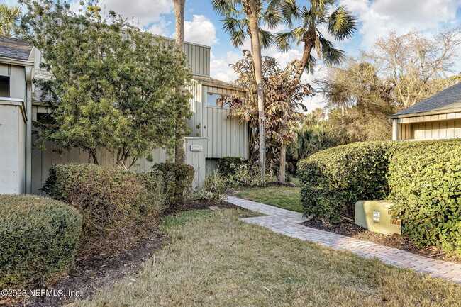 10025 Sawgrass Dr E in Ponte Vedra Beach, FL - Foto de edificio - Building Photo