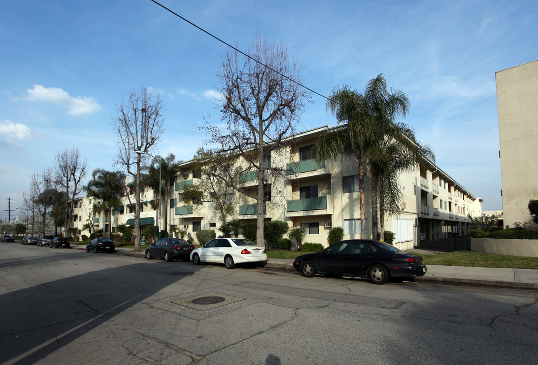 Woodland Hills Plaza and Terrace in Woodland Hills, CA - Building Photo