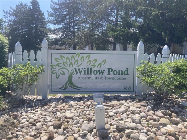 Willow Pond Apartments & Townhouses in Penfield, NY - Building Photo - Building Photo