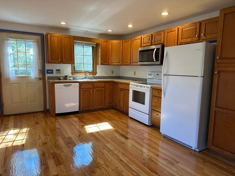 40 Emilissa Ln in Weymouth, MA - Building Photo