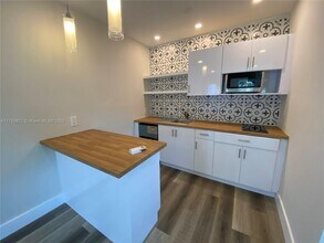 1170 NW 58th St in Miami, FL - Foto de edificio - Building Photo