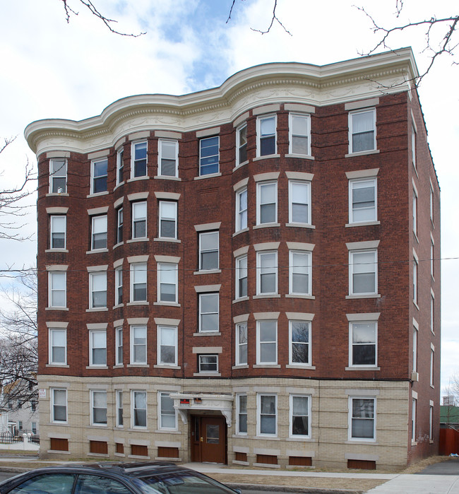 214 Pine St in Holyoke, MA - Foto de edificio - Building Photo