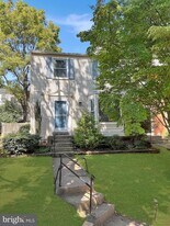 9008 Piney Grove Dr, Unit 102 in Fairfax, VA - Building Photo