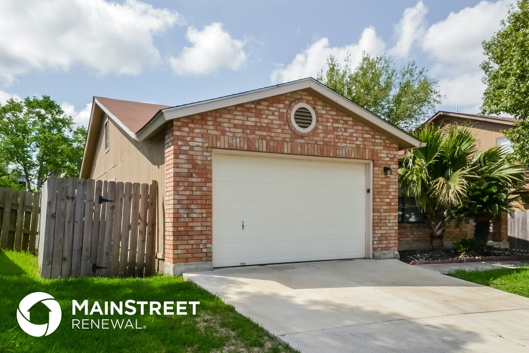 6674 Snow Meadow Dr in Converse, TX - Building Photo