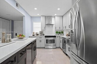 6001 N Falls Cir Dr in Lauderhill, FL - Building Photo - Building Photo