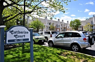 90 Catherine Ct in Levittown, PA - Building Photo