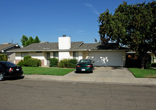 1404 Pierce Dr in Clovis, CA - Building Photo - Building Photo