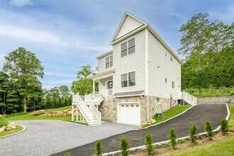 15 S Beach Rd in Southampton, NY - Building Photo - Building Photo