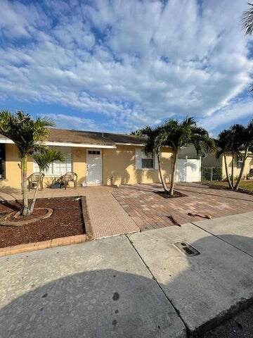 885 Sumter Rd W in West Palm Beach, FL - Foto de edificio - Building Photo