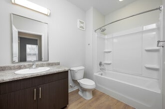 Plaza at Central Greens in Indianapolis, IN - Foto de edificio - Interior Photo